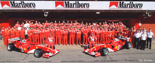 Das Ferrariteam vor dem
 Training