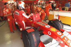 Rubens steigt in F2005 ein