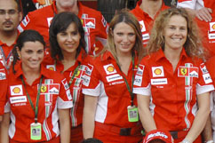 Hübsche Ladies von der Ferrari Crew