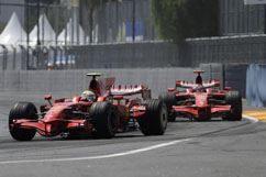 Felipe und Kimi beim Rennen