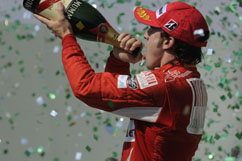 Fernando auf dem Podium mit Champagner