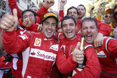 Fernando freut sich mit dem Ferrari-Team